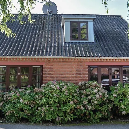 Holiday home Three-bedroom Holiday With A Patio 01
